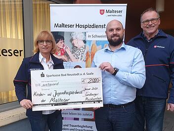 Die Sandberger Musikanten spendeten 2000 Euro für die Kinderhospizarbeit. Unser Foto zeigt Lukas Neumann von den Sandberger Musikanten (Mitte) bei der Scheckübergabe an die Malteser, vertreten durch Kerstin Schug (links) und Norbert Wahler (rechts). Foto: Monika Spath/Malteser