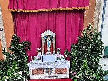 Der geschm&uuml;ckte Altar.