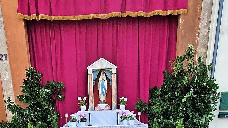 Der geschm&uuml;ckte Altar.