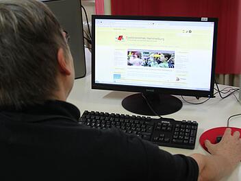 Drei Plätze zum Surfen im Internet hat die Stadtbibliothek, was künftig kostenfrei möglich sein soll. Foto: Markus Reeh