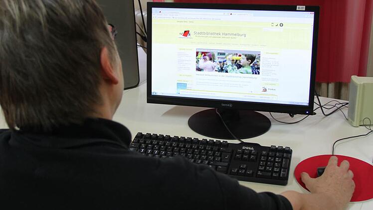 Drei Plätze zum Surfen im Internet hat die Stadtbibliothek, was künftig kostenfrei möglich sein soll. Foto: Markus Reeh