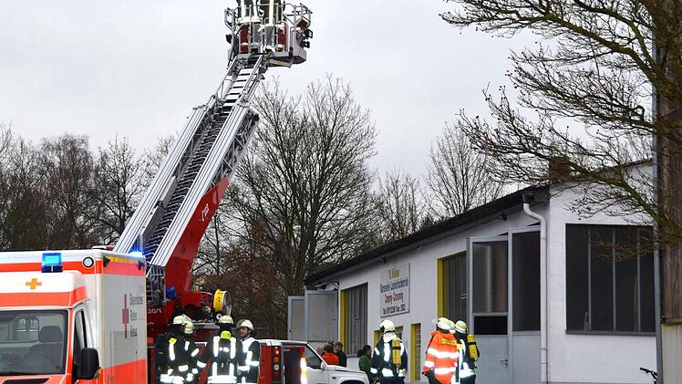 Von der Drehleiter aus wurde nach Ende der Löscharbeiten nach Glutnestern gesucht. Foto: Rauch