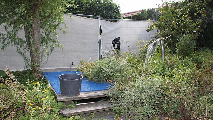 Baustelle im Saunagarten: Mit Bauzäunen ist der Bereich abgesperrt. Foto: Ulrike Müller