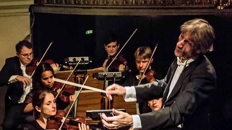 Impressionen vom Sinfoniekonzert im Coburger Landestheater: Gastdirigent Bruno Ferrandis.Foto: Jochen Berger