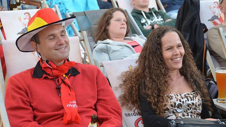 Große Begeisterung stellte sich beim Public Viewing am Stadtstrand beim Spiel Deutschland- Italien nur bei wenigen Besuchern ein.  Foto: Peter Rauch