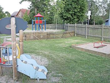 Der Spielbereich der Krippenkinder (im Vordergrund) bekommt eine neue Einzäunung. Die niedrigen Zaunelemente im Hintergrund sind nicht mehr zulässig.  Foto: Werner Hauber