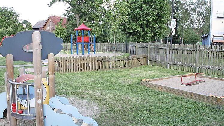 Der Spielbereich der Krippenkinder (im Vordergrund) bekommt eine neue Einzäunung. Die niedrigen Zaunelemente im Hintergrund sind nicht mehr zulässig.  Foto: Werner Hauber