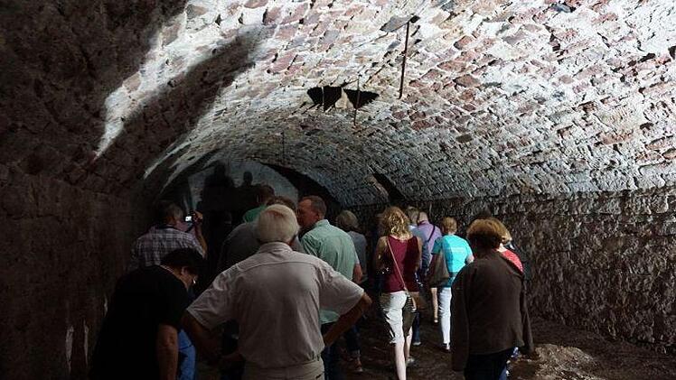 Beim Historischen Dorffest in Weißenbach gab es Führungen, die gerne angenommen wurden. Hier im unteririschen Keller des ehemaligen Zentspeichers. Foto: Marion Eckert