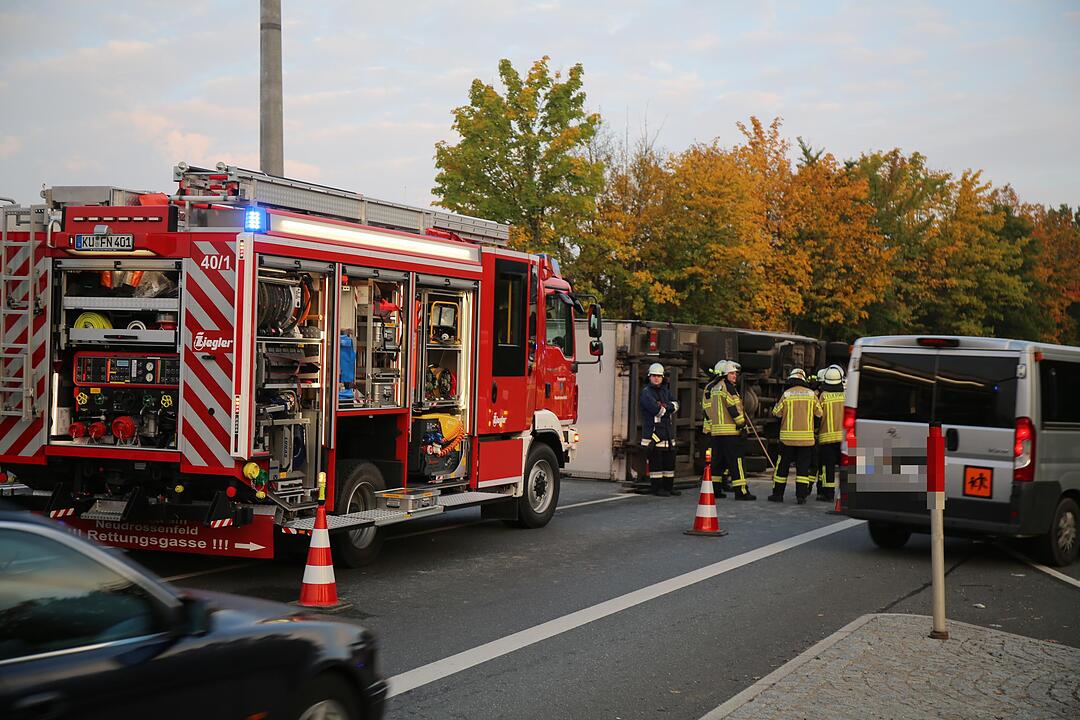 Kühllaster kommt ins Schlingern und kippt um