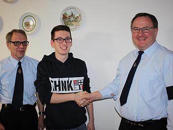 Im Beisein vieler Kameraden nahm Feuerwehrreferent Dieter Gerstenkorn Jonas Klein in die aktive Wehr auf. Auch Kommandant Michael Wüstenberg gratulierte.Katharina Becht