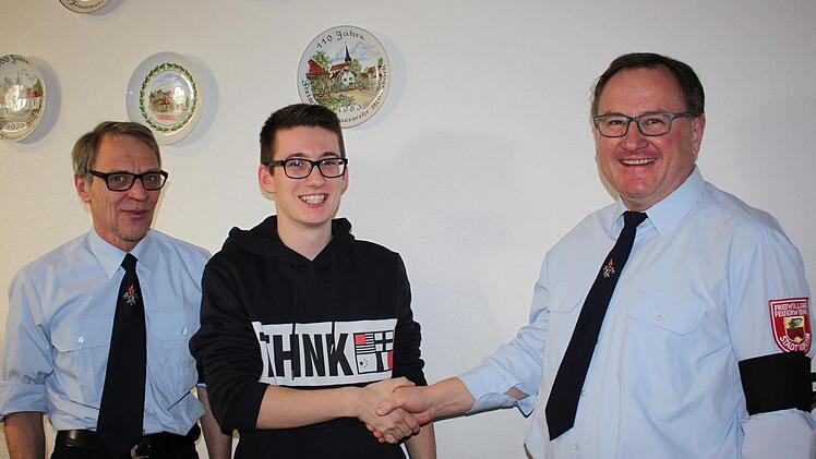 Im Beisein vieler Kameraden nahm Feuerwehrreferent Dieter Gerstenkorn Jonas Klein in die aktive Wehr auf. Auch Kommandant Michael Wüstenberg gratulierte.Katharina Becht