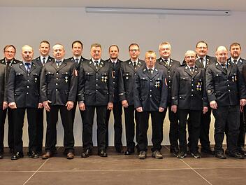 Ehrungen bei der Wehr: (von links) Landrat Thomas Bold, Kreisbrandrat Benno Metz, Thomas Hartmann, Steffen Grom, Alexander Schmitt, Tino Straub, Herman Metz, Thomas Rink, Erwin Below, Alfred Heinrich, Norbert Halbig, Dieter Hartmann, Egon Gessner, Egon Zehe, Roland Ziegler, und Bürgermeister Waldemar Bug. Björn Hein