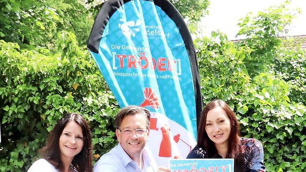 Organisatorin Monika Herzig, B&uuml;rgermeister Karsten Fischkal und Mascha Bengesser, die das Logo entworfen hat (von links), freuen sich auf den Adelsdorfer Tr&ouml;delmarkt. Foto: Johanna Blum