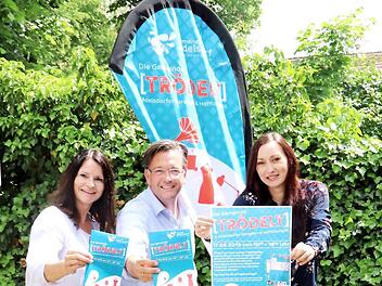 Organisatorin Monika Herzig, Bürgermeister Karsten Fischkal und Mascha Bengesser, die das Logo entworfen hat (von links), freuen sich auf den Adelsdorfer Trödelmarkt. Foto: Johanna Blum