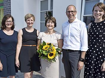 Blumen für die scheidende Geschäftsführerin (von links): Sabine Rübensaal, Simone Holzschuh, Edith Güthlein, Christian Meißner und Emmi Zeulner Foto: Andreas Welz