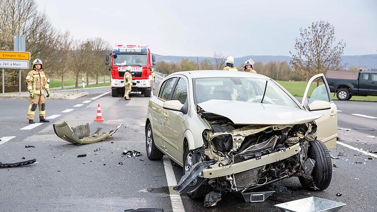 Mitten auf der Kreuzung blieb der Astra liegen.