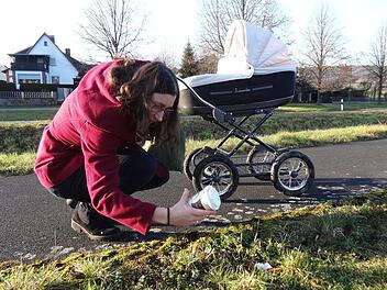 Linda Schmidt aus Oberfladungen sammelt Müll am Straßenrand. Meist Wohlstandsmüll - wie Coffee-to-go-Becher, die offensichtlich aus fahrenden Autos geworfen werden.  Foto: Marion Eckert