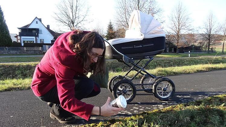 Linda Schmidt aus Oberfladungen sammelt Müll am Straßenrand. Meist Wohlstandsmüll - wie Coffee-to-go-Becher, die offensichtlich aus fahrenden Autos geworfen werden.  Foto: Marion Eckert