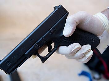 Bayreuth: Mann schie&szlig;t mit Schreckschusswaffe aus Fenster - er hatte "Kleinen Waffenschein"