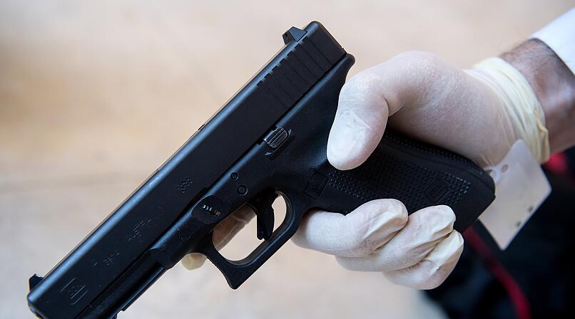 Mit Spielzeugwaffe: 21-J&auml;hriger l&ouml;st Polizeieinsatz in Kitzingen aus