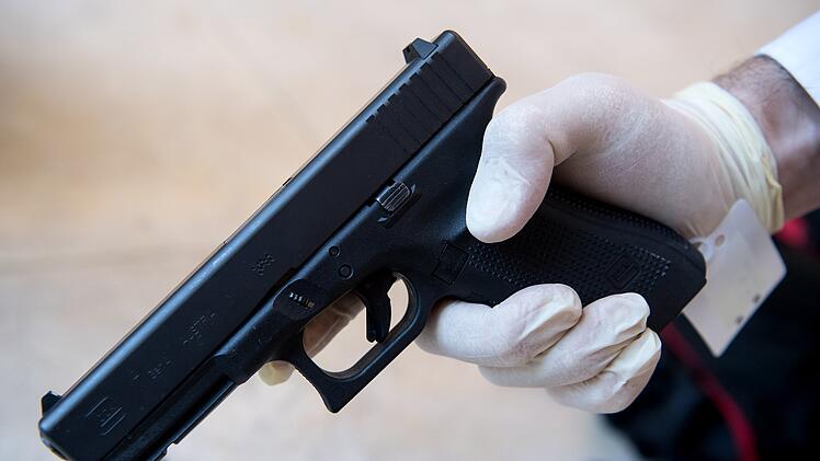 Bayreuth: Mann schie&szlig;t mit Schreckschusswaffe aus Fenster - er hatte "Kleinen Waffenschein"