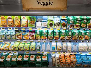 Ein Supermarkt mit vegetarischen Produkten. Das EU-Parlament hat am Freitag über Agrarpolitik und Fleischersatzprodukte abgestimmt.  Foto: dpa