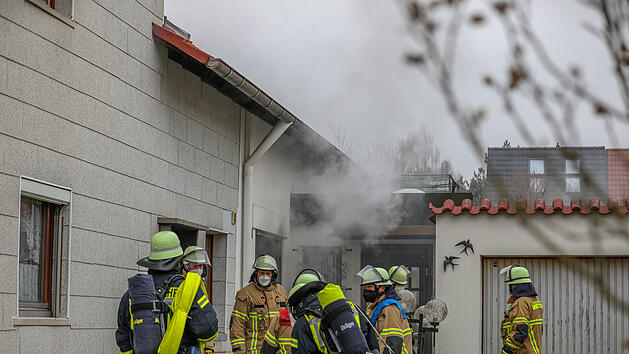 F&uuml;rth: Brand in Wohnhaus - Feuerwehr rettet Frau aus Geb&auml;ude