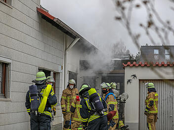 Fürth: Brand in Wohnhaus - Feuerwehr rettet Frau aus Gebäude