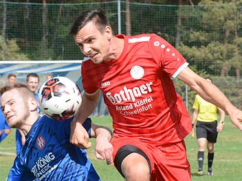 Verbissen ging es zu im Kreis-Derby zwischen dem VfR Sulzthal und dem FV Rannungen. Die Beweisführung liefern Luca Hartmann (links) und FVler Tobias Pfeffermann. Foto: ssp