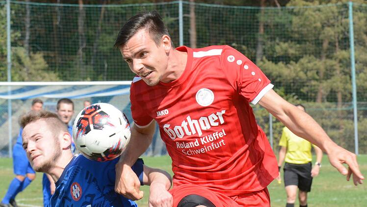 Verbissen ging es zu im Kreis-Derby zwischen dem VfR Sulzthal und dem FV Rannungen. Die Beweisführung liefern Luca Hartmann (links) und FVler Tobias Pfeffermann. Foto: ssp