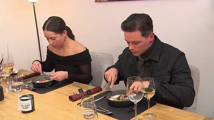 Timo bekommt eine Jakobsmuschel mit Erbsenp&uuml;ree, Greta einen Kr&auml;utersaitling.