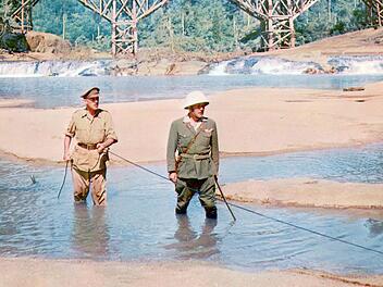 Sinnbild des Krieges: Colonel Nicholson (Sir Alec Guinnes, links) baut eine Br&uuml;cke f&uuml;r den Feind.