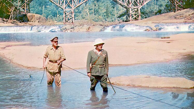 Sinnbild des Krieges: Colonel Nicholson (Sir Alec Guinnes, links) baut eine Br&uuml;cke f&uuml;r den Feind.