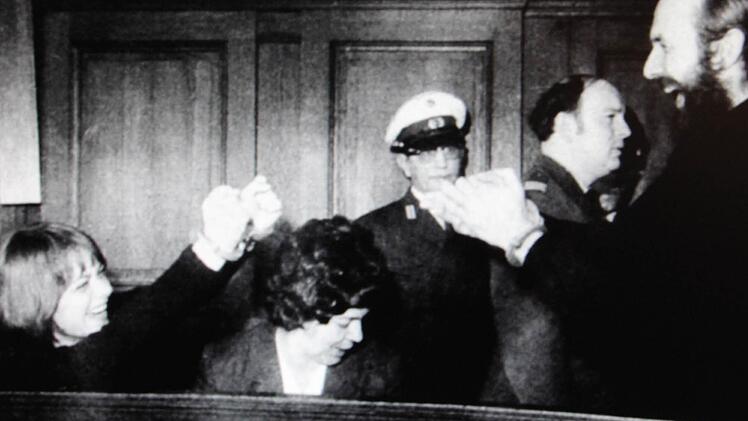 Keinen Respekt vor der deutschen Justiz zeigen: Im Gerichtssaal blödelt Ingrid Schubert mit  Anwalt und RAF-Mitglied Horst Mahler.