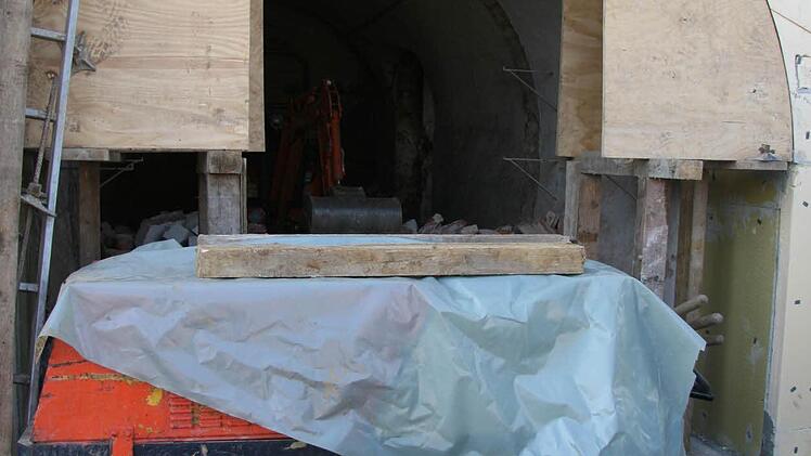 Der Gewölbekeller wird mit großen Rundbogenfenstern ausgestattet.