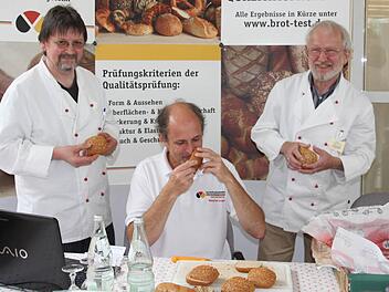 Heribert Hessenbach, Manfred Stiefel und Anton Hesselbach (von links) zeigten sich miter Brotprüfung insgesamt zufrieden.  Foto: Edgar Bartl