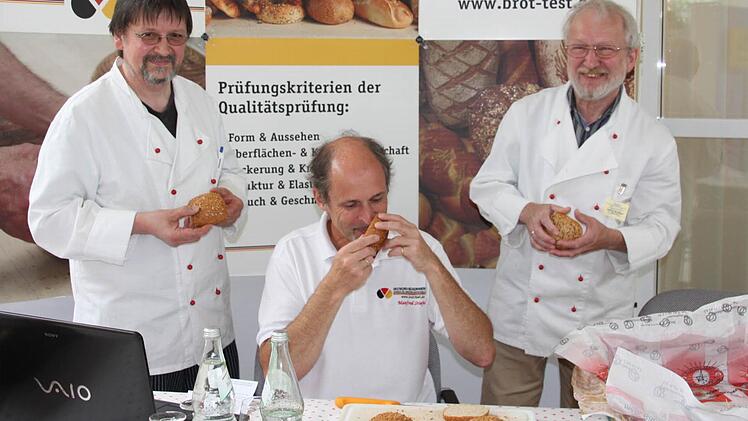Heribert Hessenbach, Manfred Stiefel und Anton Hesselbach (von links) zeigten sich miter Brotprüfung insgesamt zufrieden.  Foto: Edgar Bartl