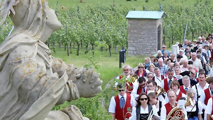 Strahlender Sonnenschein und eine herrliche Natur begleiten die Musikantenwallfahrer den Kreuzweg hinauf zur Kapelle "Maria im Weingarten".