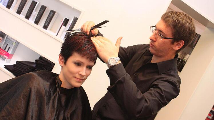 Friseurmeister Frank Östheimer hat Sandra Kratz (27) aus Aisch von der neuen Schnittechnik überzeugen können.