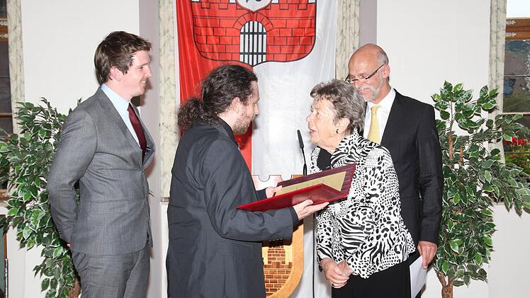 Matthias Lukasczik und Michael Schuler nehmen für sich und ihre Würzburger Kollegen den Boxberger-Preis Bad Kissingen von der Vorstandsvorsitzenden der Boxberger-Stiftung Christa Kraft und OB Kay Blankenburg entgegen.  Fotos: Carmen Schmitt