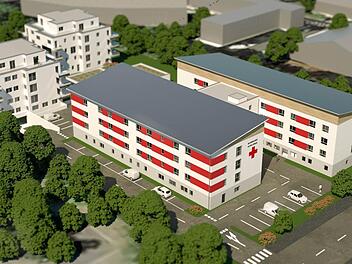 Auf dem vorderen Teil des ehemaligen Kunstrasenplatzes an der Friedrich-Ludwig-Jahnstraße 8 wird dieses H-förmige Pflegeheim des Roten Kreuzes entstehen. Im hinteren Teil des Areals soll später eine Wohnanlage für Senioren gebaut werden.  Grafik: SH GmbH & Co Projektentwicklungs KG