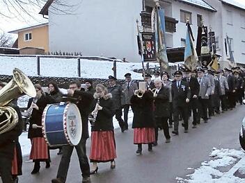 Blick auf den Schlaifhausener Festzug vom Vereinslokal "Ehrenbürg" zur Kirche - im Vordergrund die Blaskapelle Poxdorf, welche die Veranstaltung musikalisch begleitet hat. Foto: privat