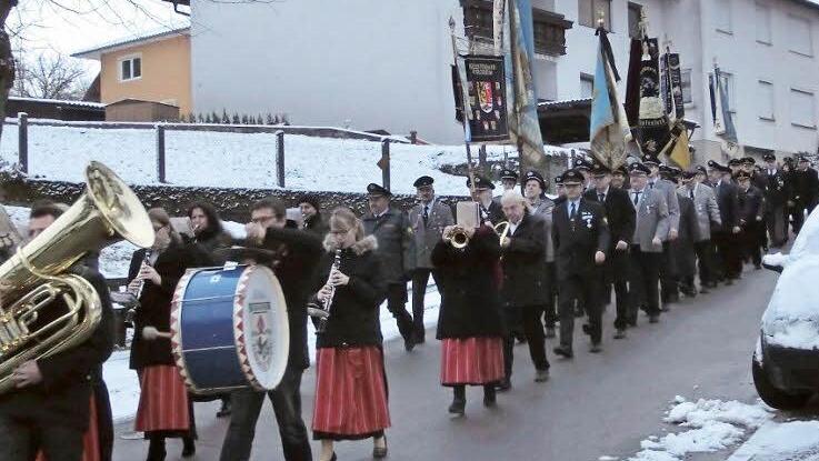 Blick auf den Schlaifhausener Festzug vom Vereinslokal "Ehrenbürg" zur Kirche - im Vordergrund die Blaskapelle Poxdorf, welche die Veranstaltung musikalisch begleitet hat. Foto: privat
