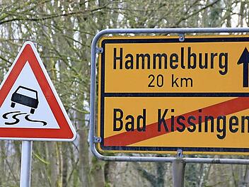 Am Ortsausgang von Bad Kissingen steht eines der zahlreichen Schilder, die vorübergehend in jede Richtung auf Schleudergefahr hinweisen. Sobald die Fahrbahn griffiger ist, kommen sie weg. Foto: Ralf Ruppert