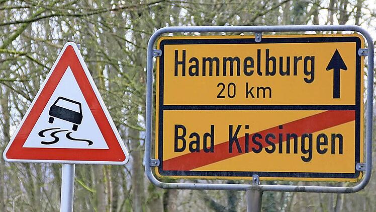 Am Ortsausgang von Bad Kissingen steht eines der zahlreichen Schilder, die vorübergehend in jede Richtung auf Schleudergefahr hinweisen. Sobald die Fahrbahn griffiger ist, kommen sie weg. Foto: Ralf Ruppert