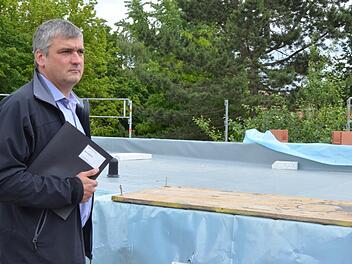 Architekt Christian Wutke besichtigt die Arbeiten auf dem Dach des Lienhard-Fuchs-Kindergartens. Foto: Rainer Lutz