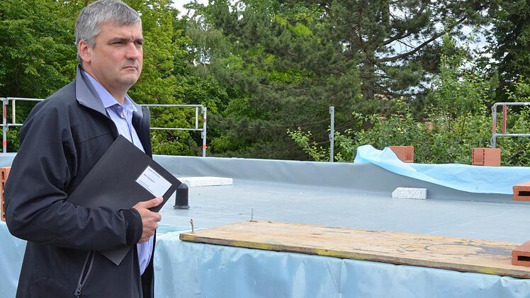 Architekt Christian Wutke besichtigt die Arbeiten auf dem Dach des Lienhard-Fuchs-Kindergartens. Foto: Rainer Lutz
