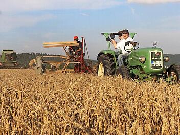 Alte und moderne landwirtschaftliche Technik für die Getreideernte werden die Schlepper-Freunde Schmölz beim Schleppertreffen am Sonntag vorführen. Foto: Karl-Heinz Hofmann