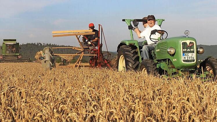 Alte und moderne landwirtschaftliche Technik für die Getreideernte werden die Schlepper-Freunde Schmölz beim Schleppertreffen am Sonntag vorführen. Foto: Karl-Heinz Hofmann