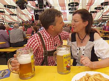Bauer Gottfried aus Marktleugast und Brigitte auf der Kulmbacher Bierwoche. Fotos: RTL - Alle Infos zu "Bauer sucht Frau" im Special bei RTL.de: http://www.rtl.de/cms/sendungen/bauer-sucht-frau.html